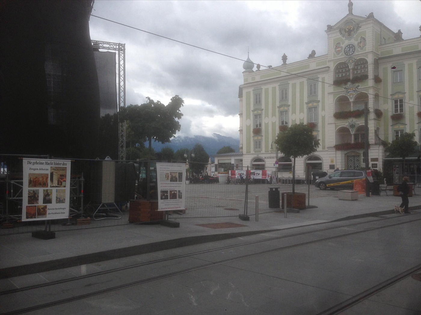 Action in Gmunden town square and in front of two kingdom halls